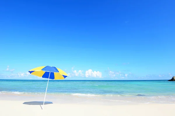 Красивый пляж на Окинаве — стоковое фото