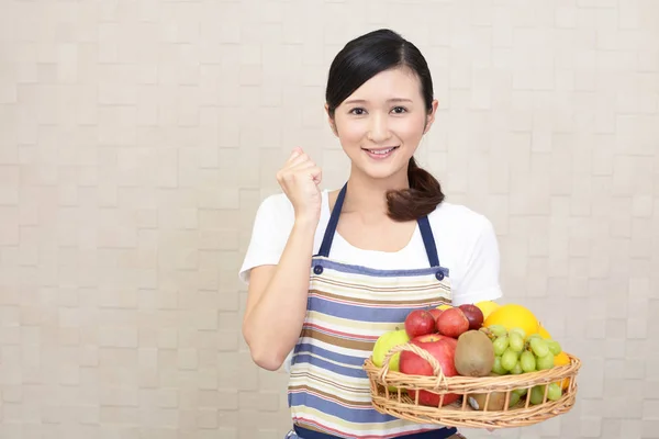 Mujer sosteniendo frutas — Foto de Stock