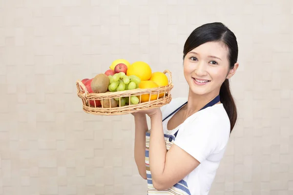 Woman holding fruits — Stock Photo, Image