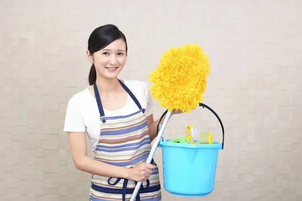 Aziatische huisvrouw met een mop — Stockfoto