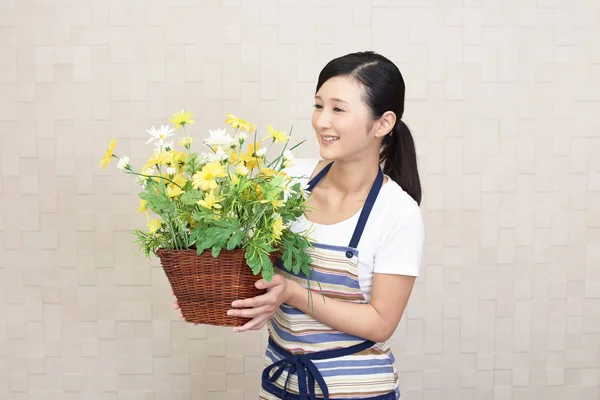 Mujer trabaja en floristería — Foto de Stock