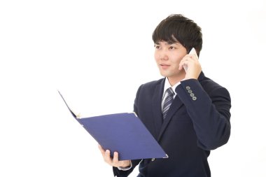 bir akıllı telefon tutarak işadamı