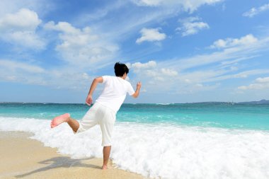 adam güneşin tadını çıkarın.