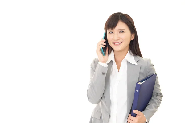 Bir akıllı telefonda konuşan iş kadını — Stok fotoğraf
