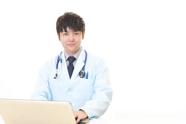 Sonriente asiático médico — Foto de Stock