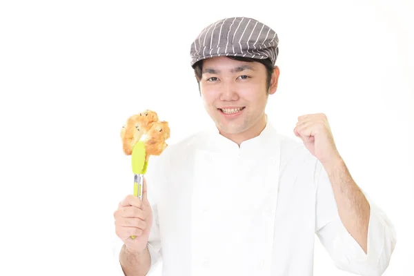Lachende Aziatische baker — Stockfoto