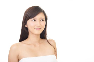 Gülümseyen güzel genç kadın.