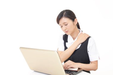 Yorgun ve stresli bir genç kadın