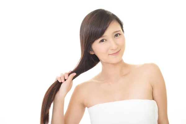 Женщина с красивыми длинными волосами — стоковое фото