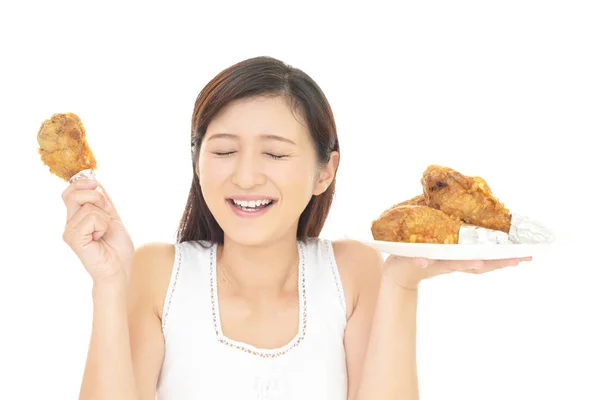Жінка їдять курячі — стокове фото