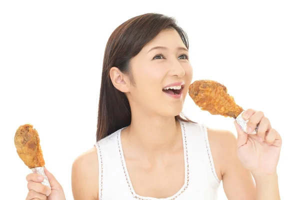 Kvinna äta kyckling — Stockfoto