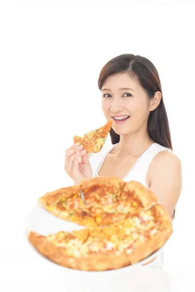 Kvinna äter pizza — Stockfoto