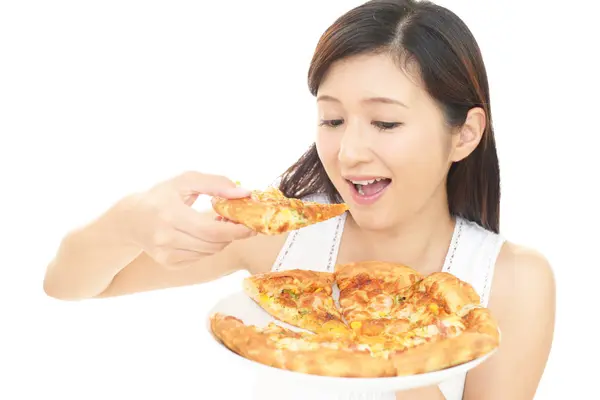 Frau isst Pizza — Stockfoto