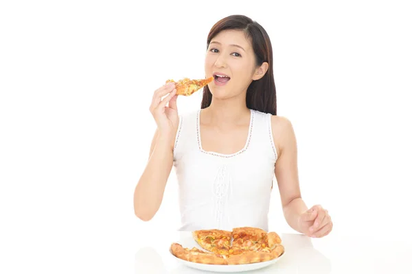 Frau isst Pizza — Stockfoto