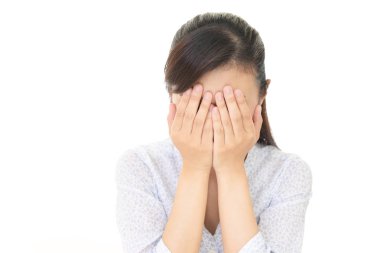 Asyalı kadın ağlıyor