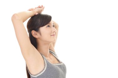 Gülümseyen güzel genç kadın.