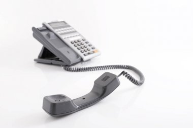 İş telefonu masanın üstüne