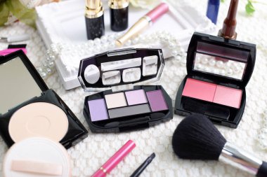 Masadaki kozmetik ürünleri