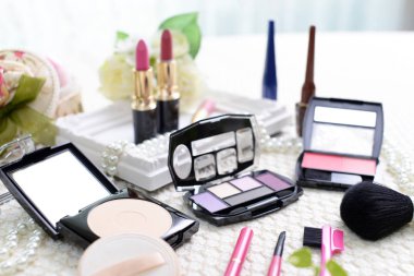 Masadaki kozmetik ürünleri