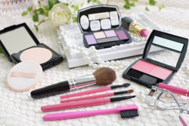 Masadaki kozmetik ürünleri