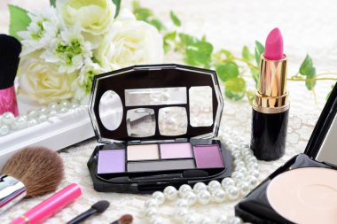 Masadaki kozmetik ürünleri