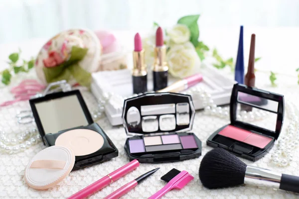 Kosmetiska produkter på bordet — Stockfoto