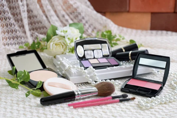Produkty kosmetyczne na stole — Zdjęcie stockowe