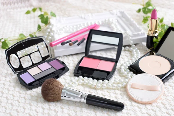 Kosmetické výrobky na stole — Stock fotografie