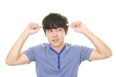 Huzursuz Asyalı adam