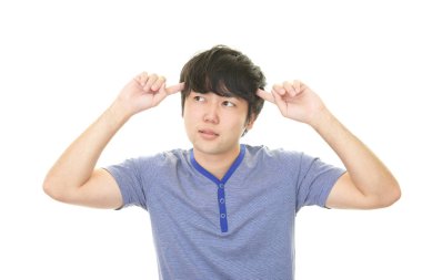 Huzursuz Asyalı adam