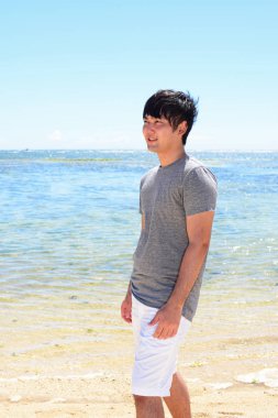 Kumsalda dinlenen adam..