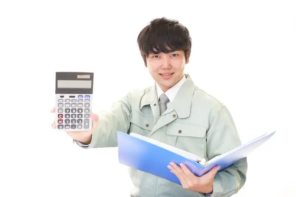 Uśmiechnięta Azjatka pracownika z kalkulatorem — Zdjęcie stockowe