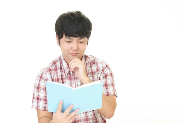 Man läser en bok — Stockfoto