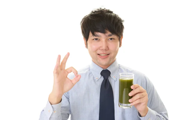 Человек пьет стакан овощного сока . — стоковое фото