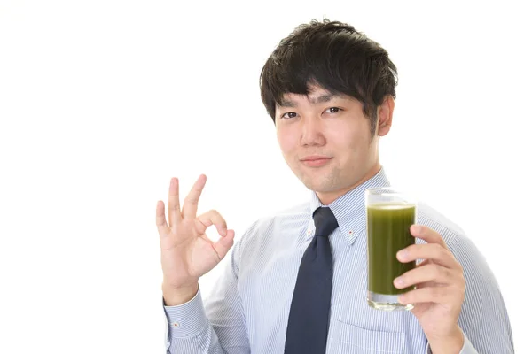 Homem bebendo um copo de suco de legumes . — Fotografia de Stock