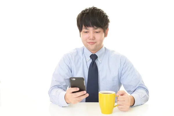 Uomo d'affari guardando smart phone — Foto Stock