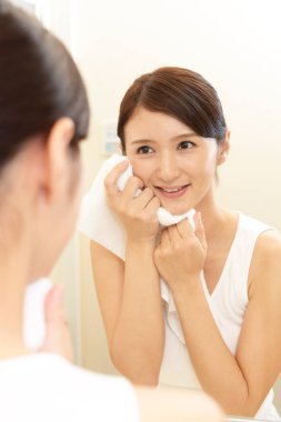 Rahat, güzel genç bayan.