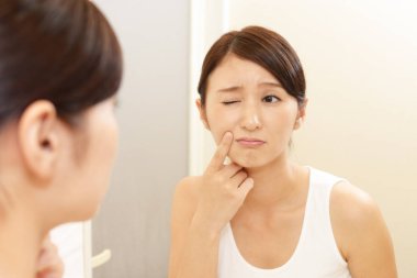 Cilt sorunları olan genç bir kadın.