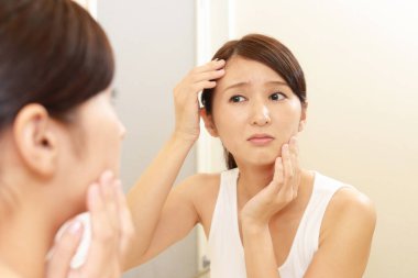 Cilt sorunları olan genç bir kadın.