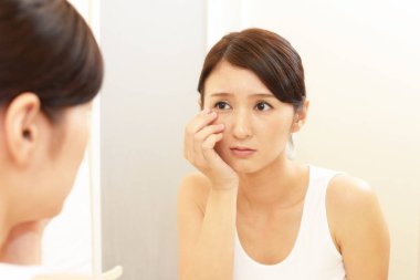 Cilt sorunları olan genç bir kadın.