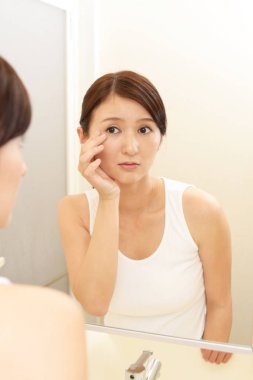 Cilt sorunları olan genç bir kadın.