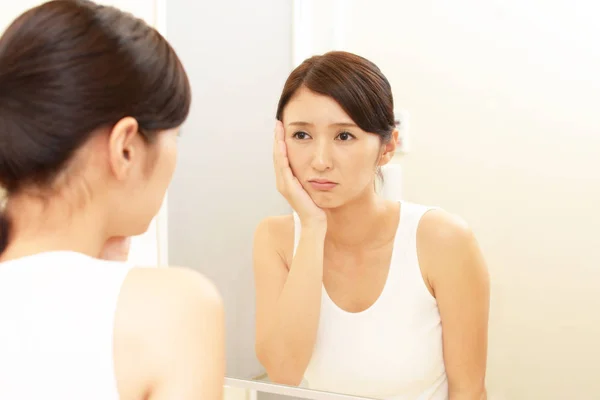 Cilt sorunları olan genç bir kadın.