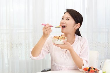 Kahvaltı yapıyor kadın