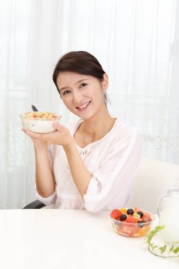 Kahvaltı yapıyor kadın