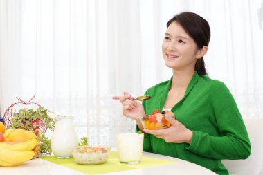 Kahvaltı yapıyor kadın