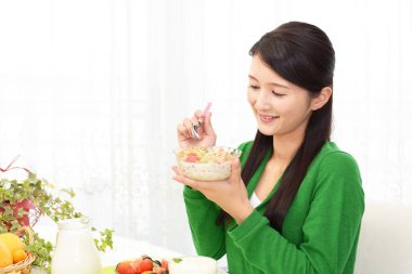 Kahvaltı yapıyor kadın