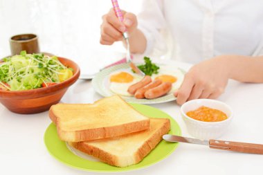 Kahvaltı yapıyor kadın