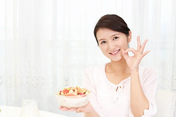 Woman who eats yogurt — Stock Photo, Image