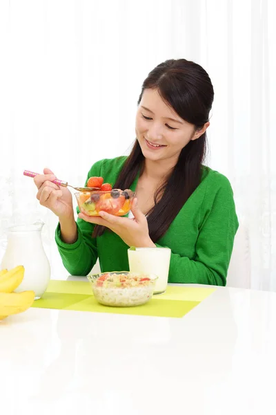 Woman having breakfast — Stock Photo, Image