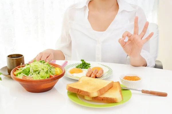 Frau frühstückt — Stockfoto